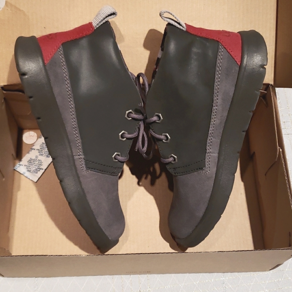 UGG New BOOTs KIDS Suede CANOE REFLECTIVE Treadlite Chukka Grey Red Black NIB 13 - Picture 12 of 16